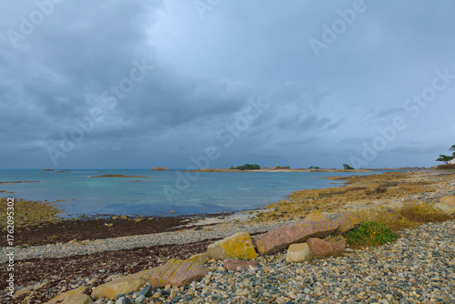 Joli paysage  de mer en Bretagne au passage d'un orage
