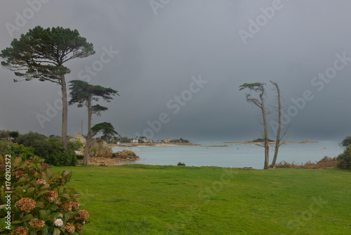 Joli paysage  de mer en Bretagne au passage d'un orage