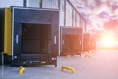 Distribution warehouse with loading docks