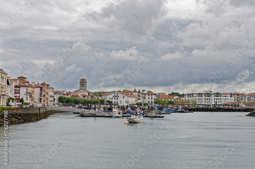 paysage de saint jean de luz dans le pays basques