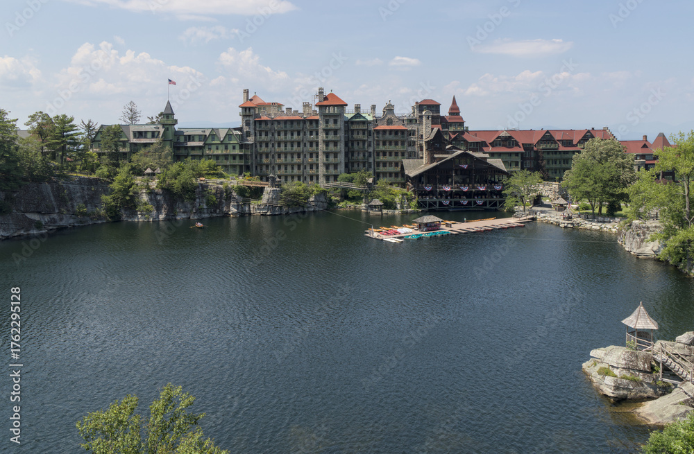 Obraz premium scenic landscape view in mohonk preserve with mountain vista hotel house shawangunk mountains lake (hike hiking trail gunks) famous tourist destination summer hudson valley new york paltz upstate