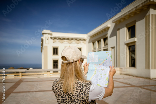 Foto Touristin mit Stadtplan vor Museum – Orientierung und Suche in Biarritz