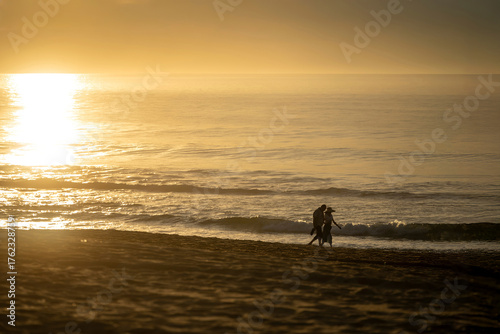 Paar am Strand bin Sonnenuntergang 