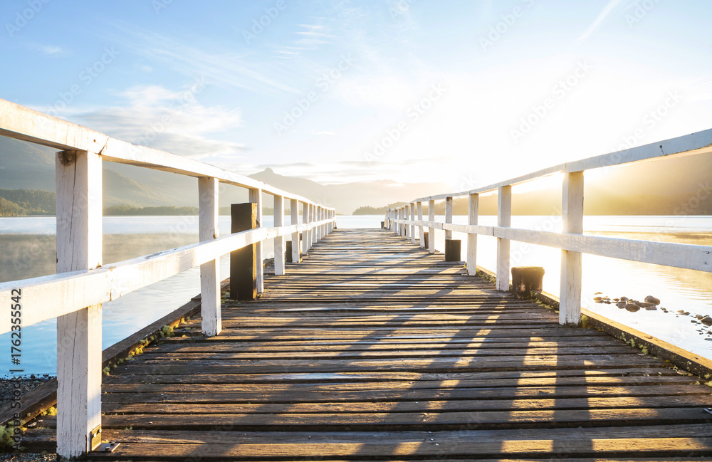 Naklejka premium Pier on the lake