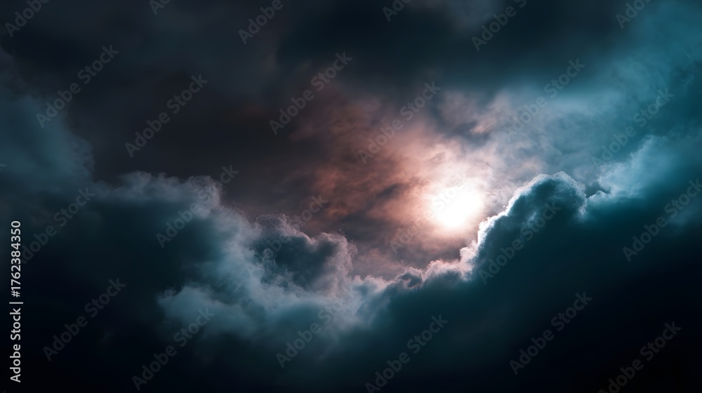 Obraz premium Sunlight breaks through dramatic colorful storm clouds at twilight