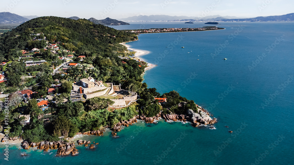 Naklejka premium Ilha Praia Litoral Fortaleza Forte Português Verão Guarda Sol Areia Mar Oceano Paisagem Natureza Turismo Viagem Beira Mar Cênico Tropical Azul Horizonte Reflexo Costeira Brasil Santa Catarina Floripa