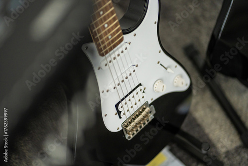 Canvastavla Electric guitar body and strings closeup