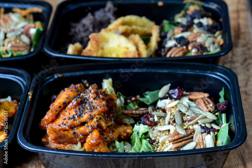 Pollo marinado en salsa agridulce con pasta y ensalada 