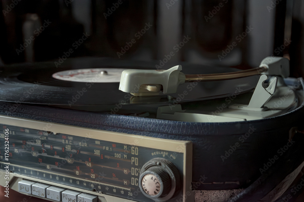 Obraz premium Vintage turntable with vinyl and radio tuner.