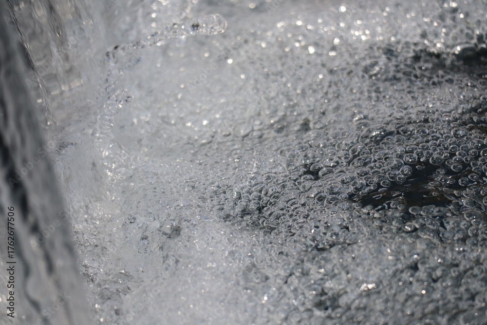 Obraz premium High-Speed Capture of Water Fountain Bubbles