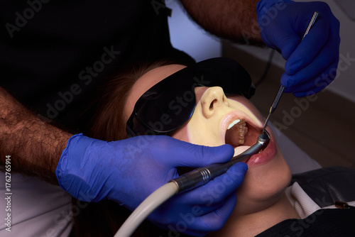 Fotografía Comprehensive Dental Hygiene Procedure Conducted with a Specialized Dental Drill
