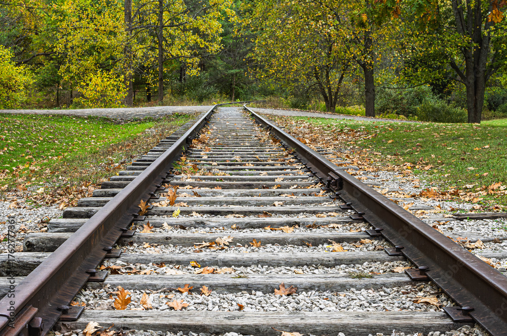 Obraz premium The railway tracks at Dundas Valley during fall, near the victorian rail station replica, Hamilton, Ontadio, Canada