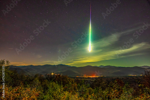 Obraz na plátně Bright green fireball meteor