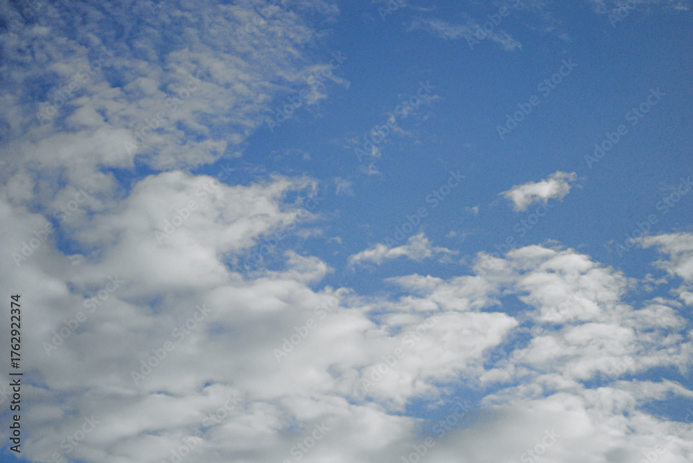 Obraz premium Cielo azul con nubes blancas esponjosas en día despejado