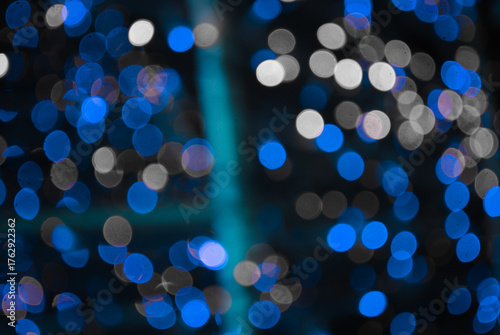 Luces desenfocadas azules y blancas con efecto bokeh