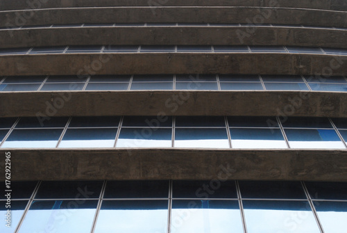 Fachada moderna de edificio urbano con ventanales de vidrio