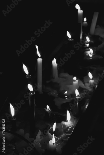 Velas encendidas en la oscuridad como símbolo espiritual