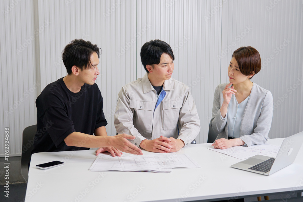 Fototapeta premium 工務店での打ち合わせ