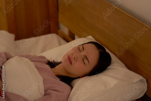 Obraz na płótnie 睡眠 うなされる女性 ベッドルーム