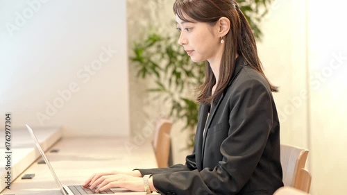 パソコンを見て悩む女性