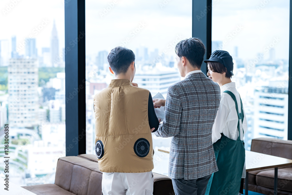 Fototapeta premium スタッフとマネージャーが企画を相談する様子
