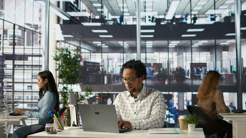 Foto Executive assistant at multinational company work on next big business project