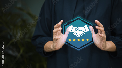 Fotografi Trustworthy Partnership Badge with Handshake and Five Stars