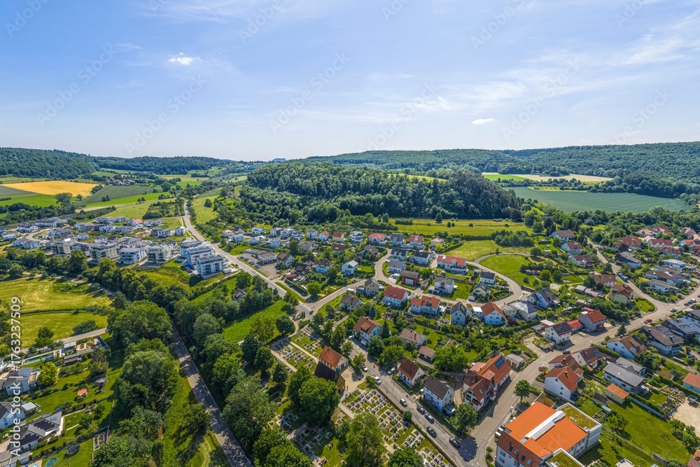 Obraz premium Die Stadt Lauchheim an der Jagst in Ostwürttemberg aus der Vogelperspektive