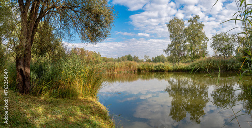 Naturschutzgebiet Erdekaut bei Eisenberg in der Pfalz mit idyllischem See