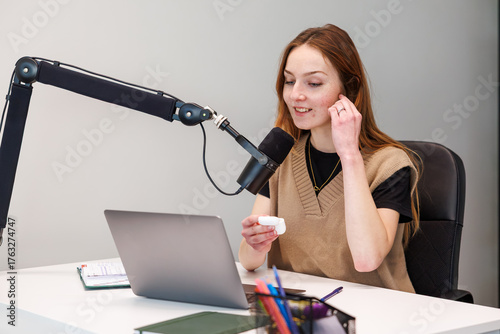 Fotografía Creator records podcast at minimalist desk with pro mic and laptop