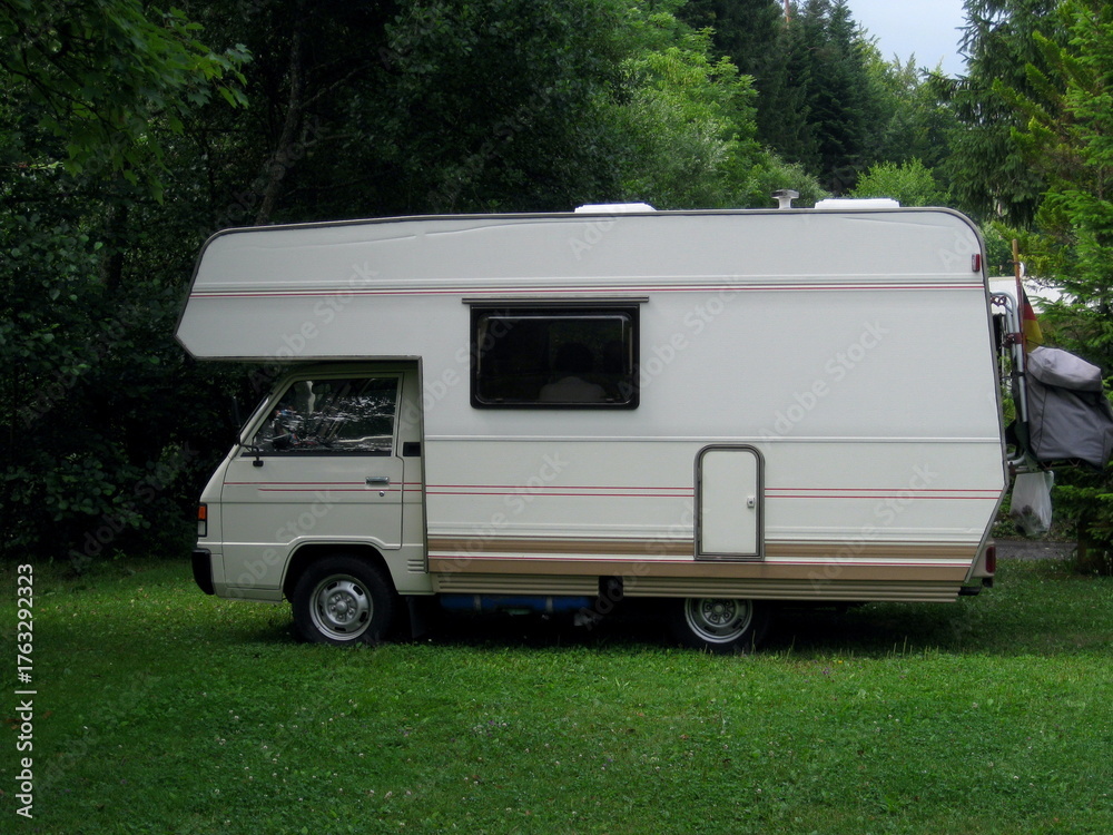 Naklejka premium älteres Wohnmobil auf einer Wiese