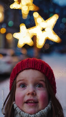 Petite fille émerveillée devant lumières de Noël