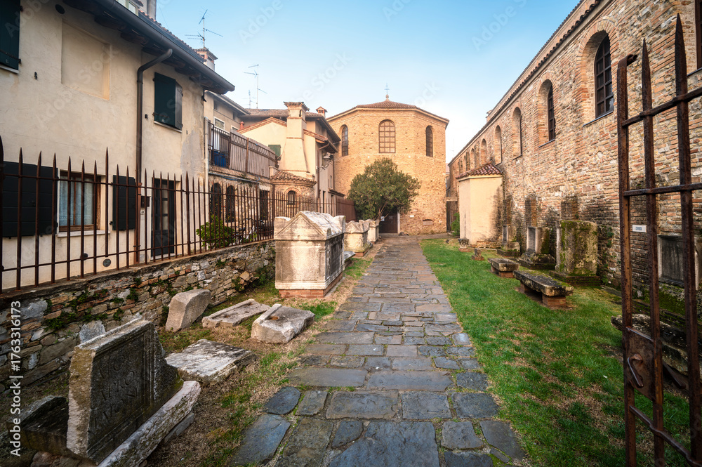 Obraz premium Between ancient history, art, and nature. The island of Grado in winter. The village and the sea. Friuli