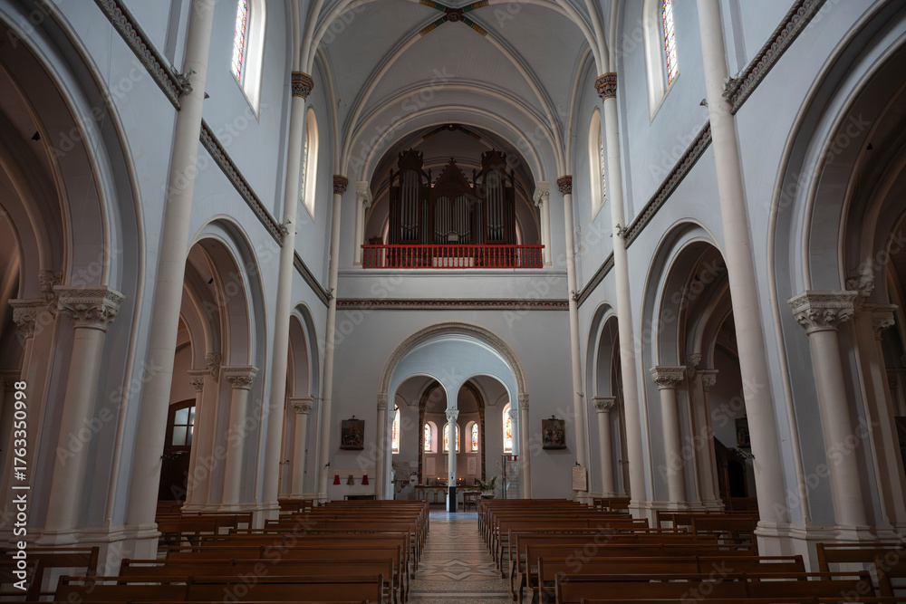 Naklejka premium Explore the peaceful interior of Basilique Notre-Dame-de-Buglose in Saint-Vincent-de-Paul, Landes.