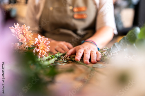 Foto Florist hands arranging blooms for a small business