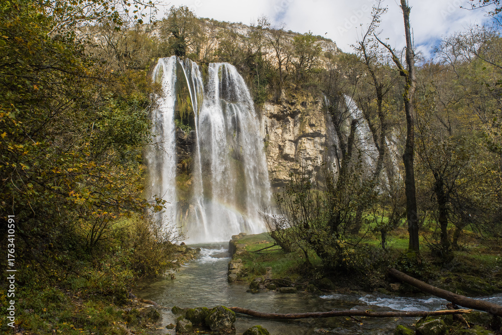 Obraz premium La Cascade des Dards est située dans la sud de la région du Bugey, à proximité de Cheignieu la Balme dans l'Ain. Cadre naturel somptueux en automne