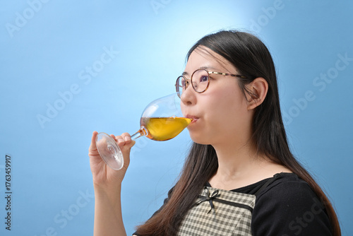 白ワインを飲む若い日本人女性
