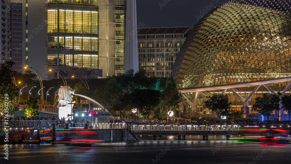 Obraz premium The Esplanade Theatres on the Bay in Singapore at dusk, with beautiful reflection in water day to night timelapse