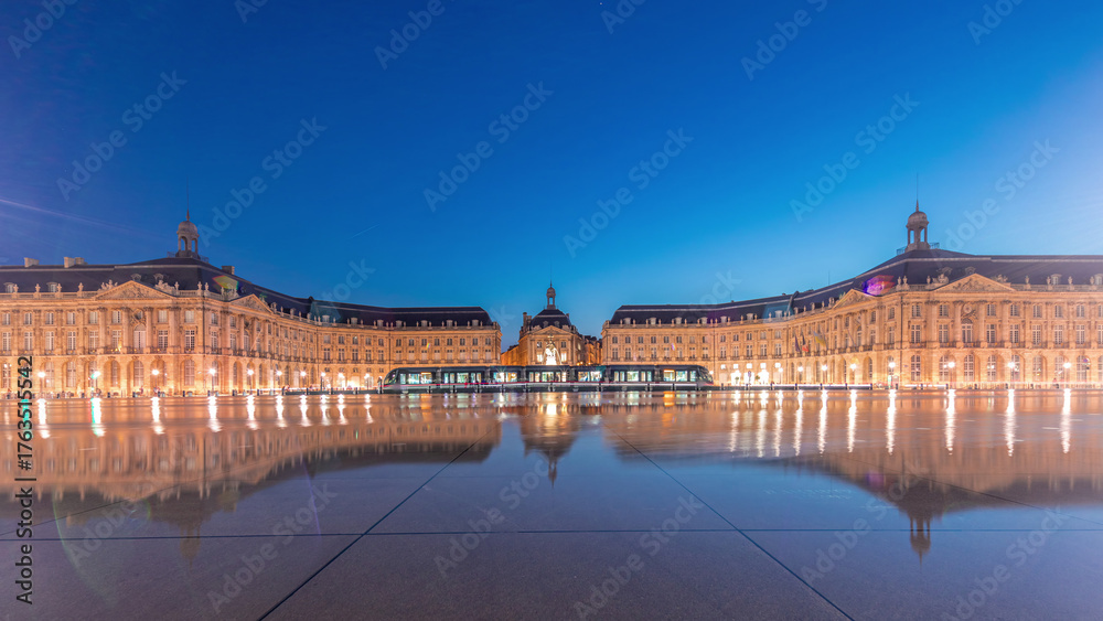 Fototapeta premium Place de la Bourse and Miroir d'eau day to night timelapse in Bordeaux, France