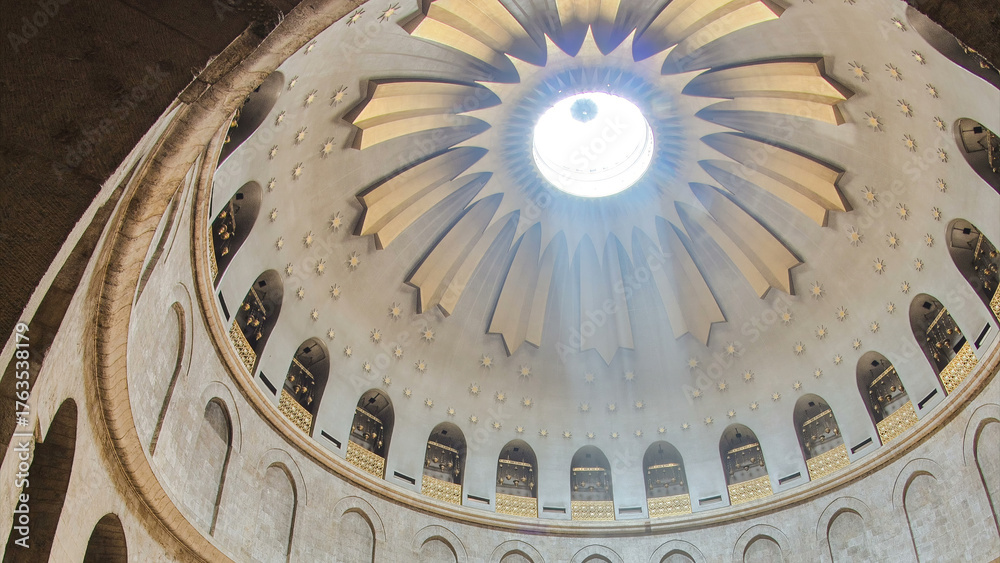 Naklejka premium Crowd of people and ray of sun from dome in the Church of the Holy Sepulcher timelapse.