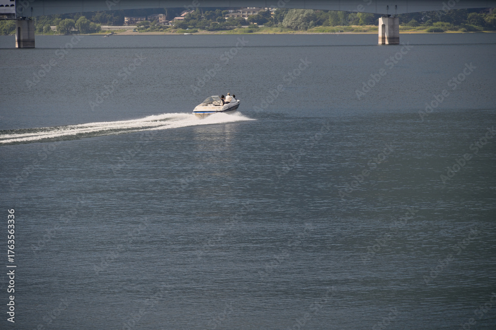 Obraz premium 湖とモーターボート