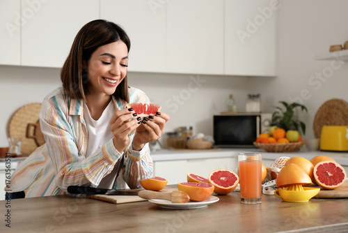 Young woman with grapefruit...