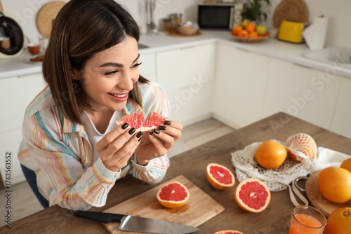 Young woman with grapefruit...