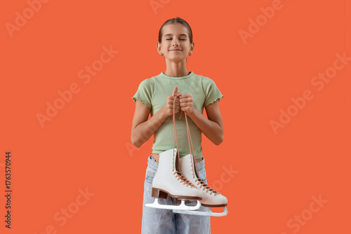 Dreamy teenage girl with ic...