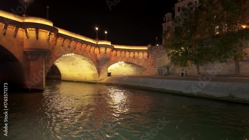 Le Pont Neuf by night