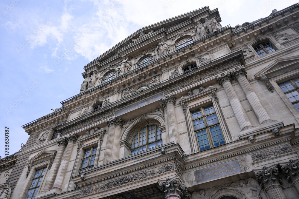 Obraz premium Elegant architectural detail of historic building in Paris France