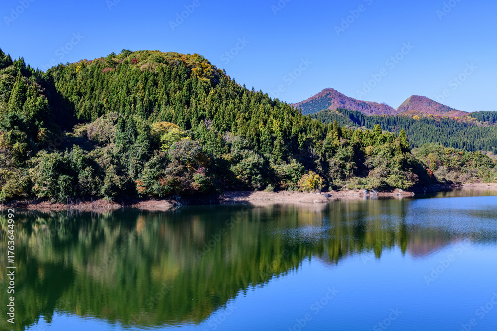 Fototapeta premium 秋 宮城県の二ツ石ダム 