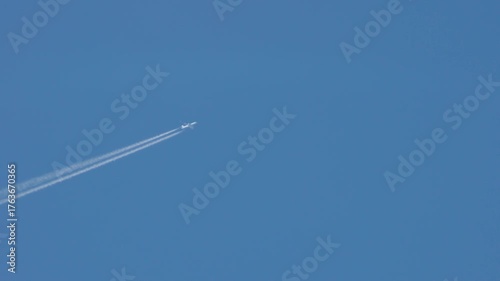 青空と白い飛行機雲。比較的すぐに消える