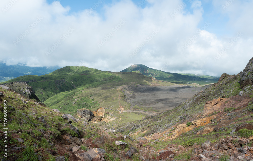 Fototapeta premium 阿蘇山中岳山頂へ行く登山路から見下ろした砂千里ヶ浜