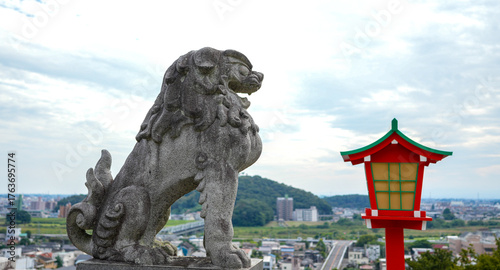 狛犬と灯篭、街の景色